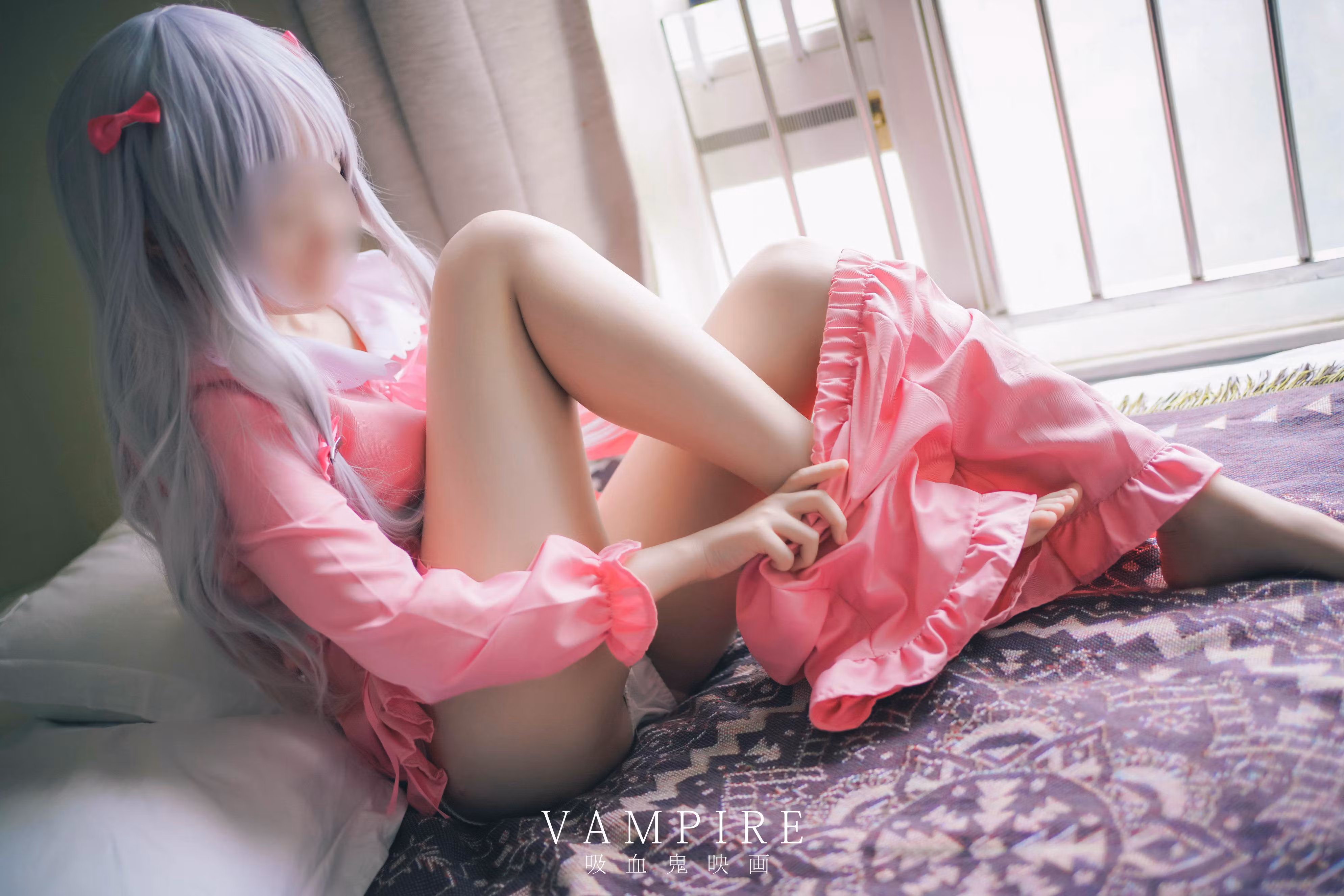 动漫萝莉服装展现甜美可爱少女与腹部肌肤线条